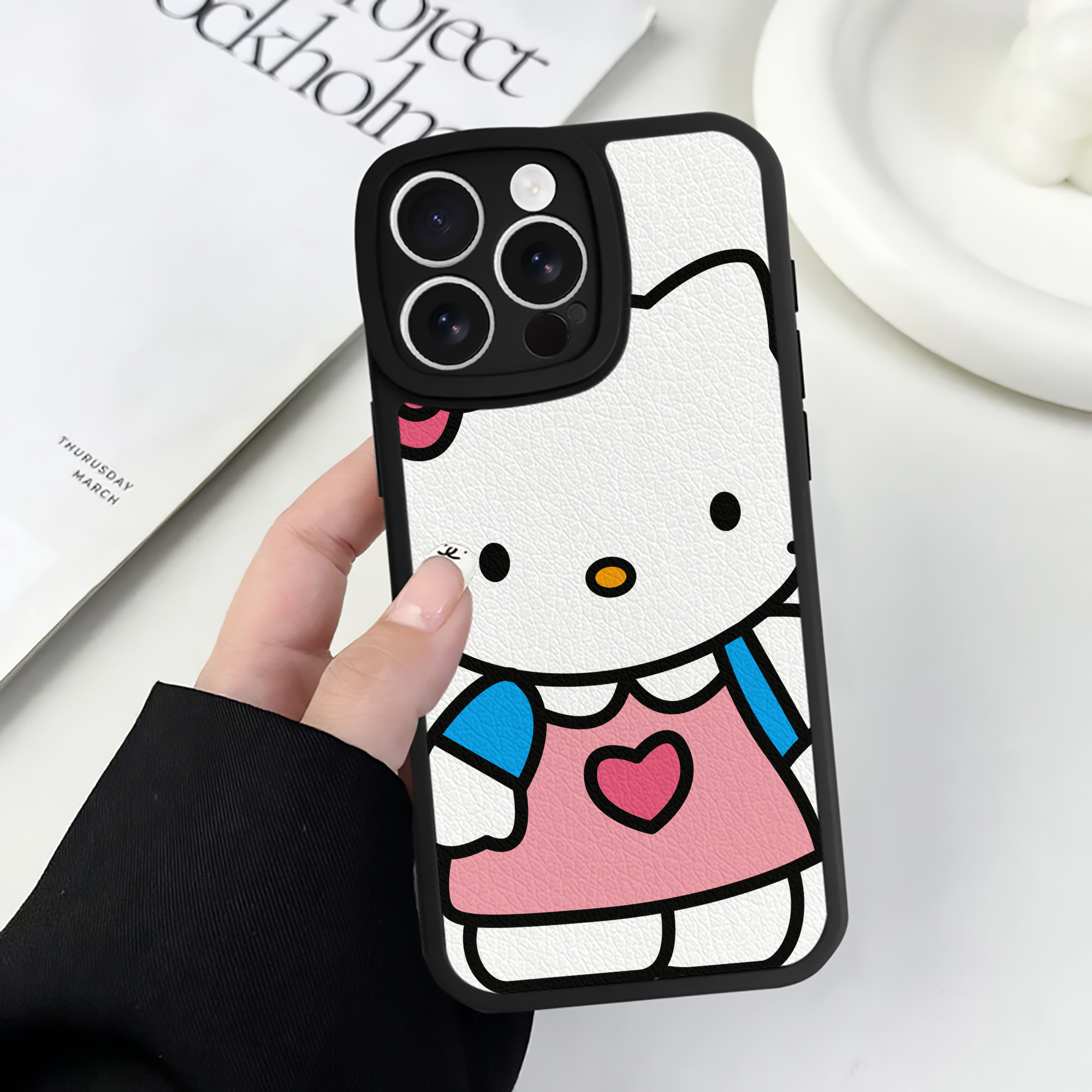 （画像用） Hello Kitty ハローキティ 【iPhone 16シリーズ対応】シリコンスマホケース（レザー調） 材質：シリコン
